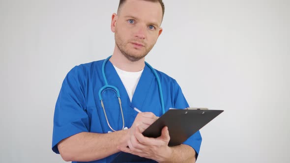 The doctor fills out documents on the tablet alt