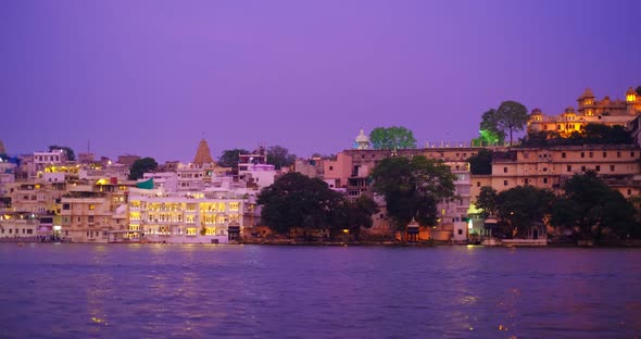 Udaipur Lal Ghat, Houses and City Palace on Bank of Lake Pichola with Water Riffles - Rajput alt