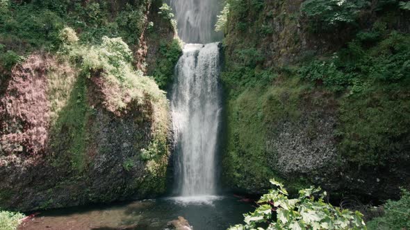 Wonderful Clear Waterfall Hiking in America to the Wakina Falls Oregon alt