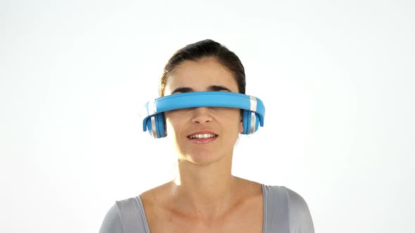 Woman pretending to use visual reality headset alt