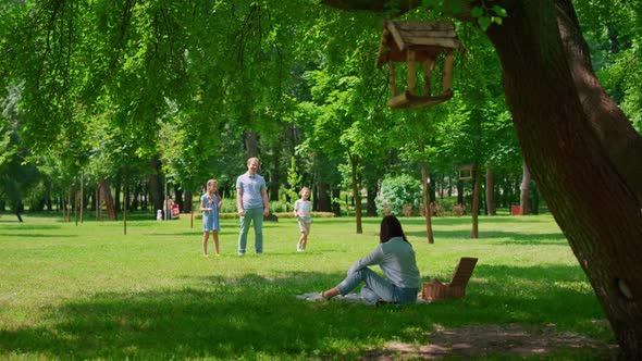 Cheerful Family Leisure in Summer Park alt