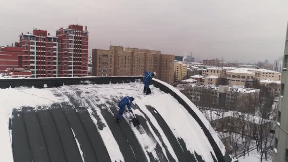 The Industrial Climbers Clear a Roof From the Accumulated Snow in Moscow alt