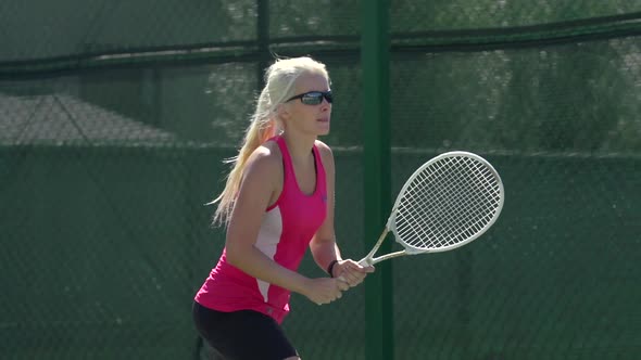 Women playing tennis. alt