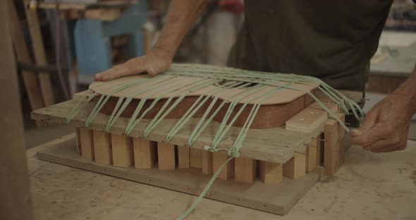 guitar builder crossing rubber bands