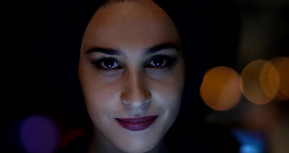 Eyes Looking At Camera alt