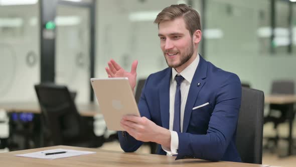 Businessman Making Video Call on Tablet at Work alt