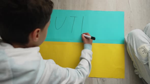 Children Making Ukraine Protesters Stand with Signs Against War alt