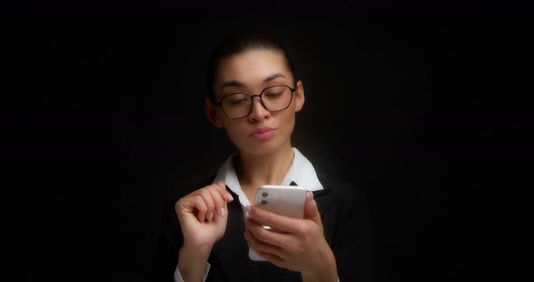 Business Woman Makes an Order in an Online Store Via a Cell Phonethinkschooses alt