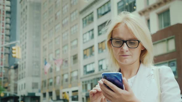 Attractive Woman Using Smartphone in Downtown New York alt