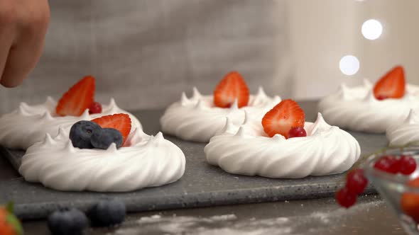 Vanilla Dessert Meringue with Berries alt