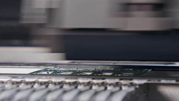 SMT machine places resistors, capacitors, transistors on circuit boards at high speed alt