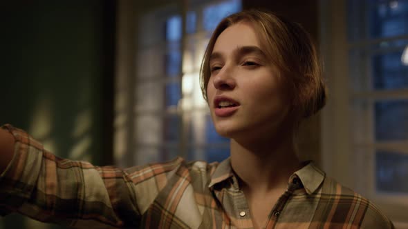 Female Designer Explaining Idea of Design Interior in Renovated Apartment alt