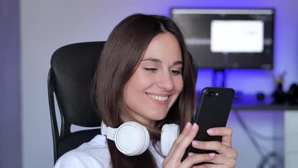 Happy Smilling Woman in Headphones with Smartphone at Home alt