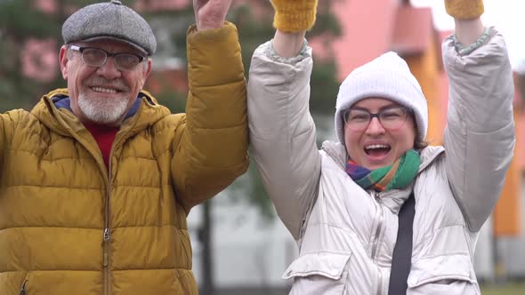 Outdoor Portrait of Smiling People with Inscriptions in Support of the Antivaccination Movement in alt