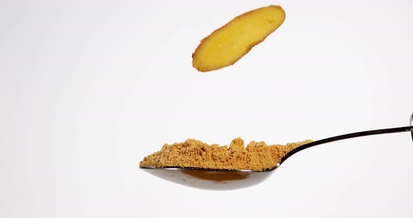 Ginger, Zingiber officinale, Root and Powder against White Background, Slow Motion 4K alt