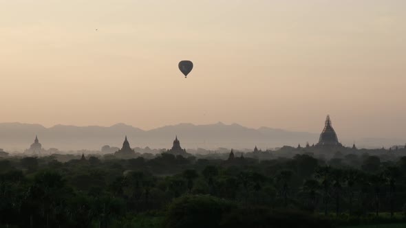 Balloon flying during sunrise over the Pagodas in Bagan alt