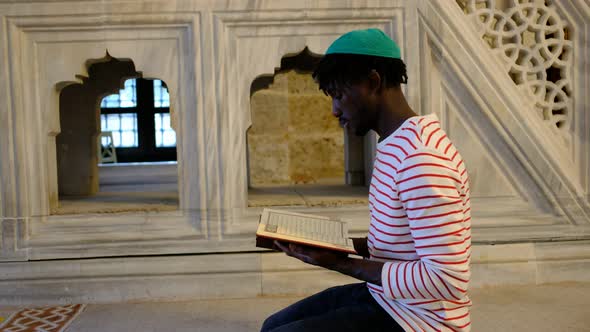 Muslim Reading Quran alt