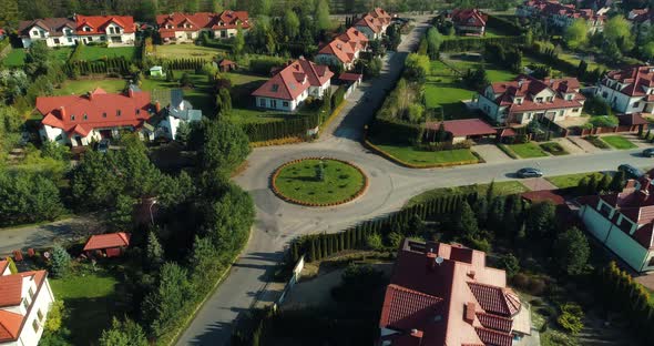 Aerial approaching view of a central point of a housing estate in the suburbs. alt
