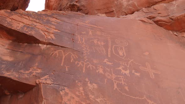 Atlatl Rock Petroglyphs - Valley of Fire State Park in Nevada, USA alt