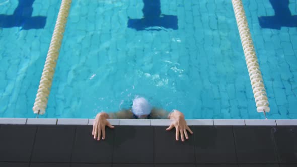 Swimmer training in a swimming pool alt