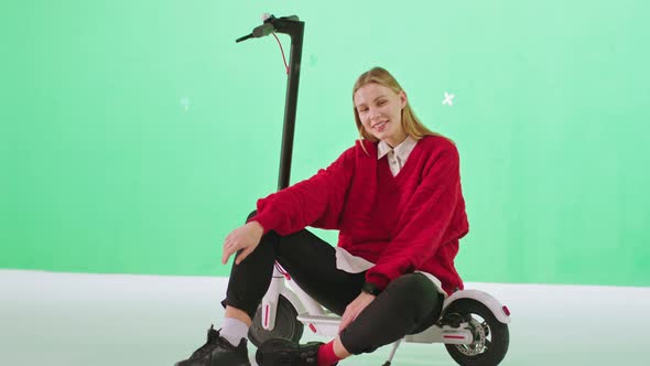 Posing in Front of the Camera Charismatic Blonde alt