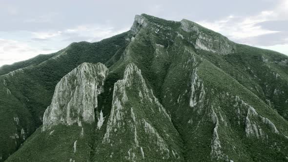 CERRO DE LA SILLA TARDE NUBLADA MONTERREY NUEVO LEON MEXICO VERANO VUELO DRON. MOUNTAIN DRONE FLIGHT alt