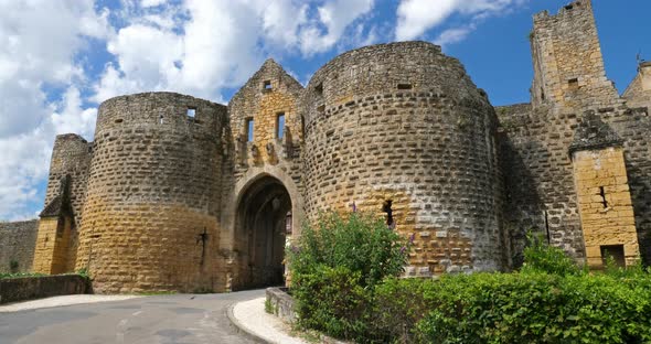 Medieval gate of Domme,  Dordogne, France alt