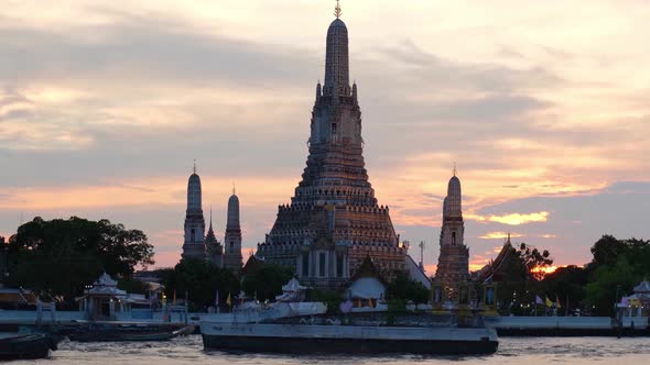 4K Time lapse, Wat arun, Boat traffic in the Chao Phraya River and in the city center alt