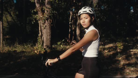 Cyclist Girl Training alt