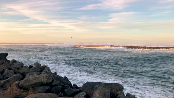 The Coquille River bar in Bandon at the Southern Oregon coast where the river meets the Pacific Ocea alt