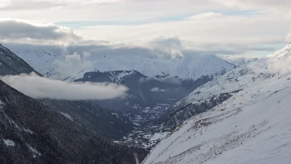 Sunset timelapse, in the Baqueira Beret valley, the cloudse and reveal the mountains behind. alt