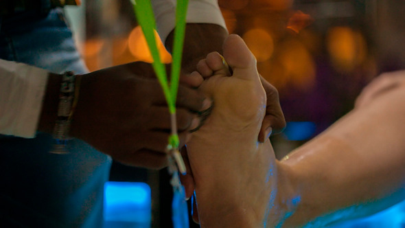 Garra Rufa Fish Pedicure Man Peeling Female Feet alt