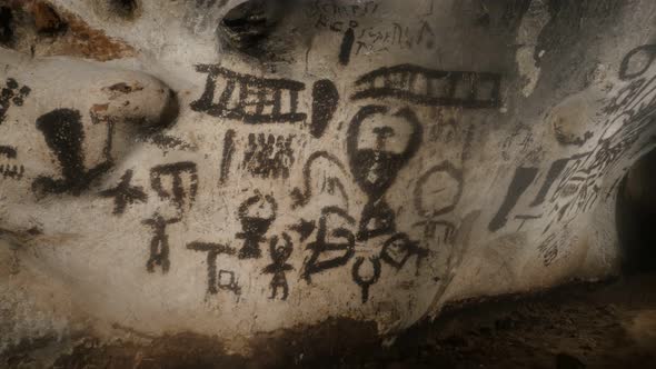 More than 7000 years old decorations inside cave slow pan 4K 2160p 30fps UltraHD footage - Prehistor alt