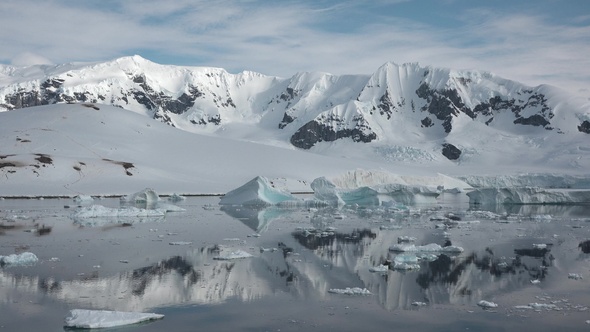Icebergs are reflected in the water. Antarctic Nature. Majestic winter landscape. alt