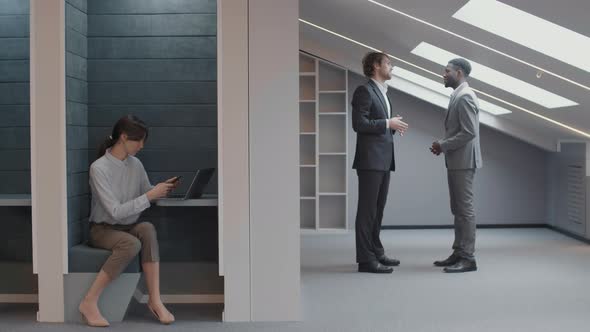 Businesspeople in Modern Office alt