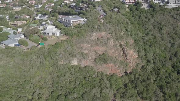 Advancing aerial: Steep cliffs and elegant homes of Knysna East Head alt