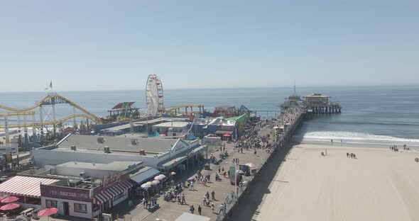 Busy day on the Santa Monica Pier as many people get out to enjoy the weather alt