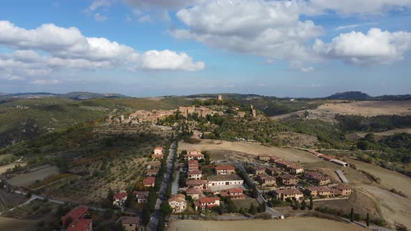 Monticchiello Aerial View in Val d'Orcia, Tuscany alt