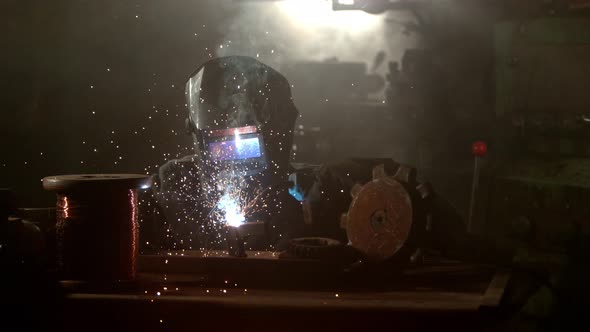 Super Slowmotion Footage of Welding Person 1000Fps at alt