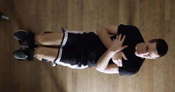 Bench sit-ups to build the abdominal muscles - top view alt