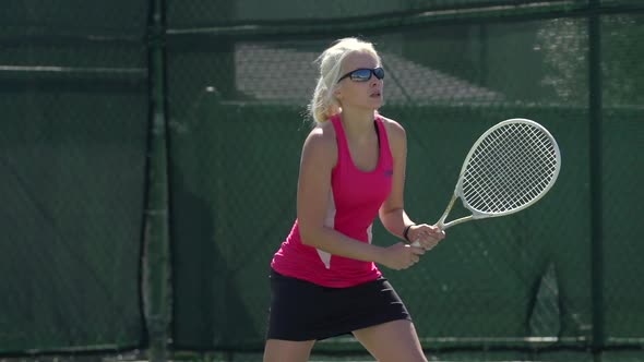Women playing tennis. alt