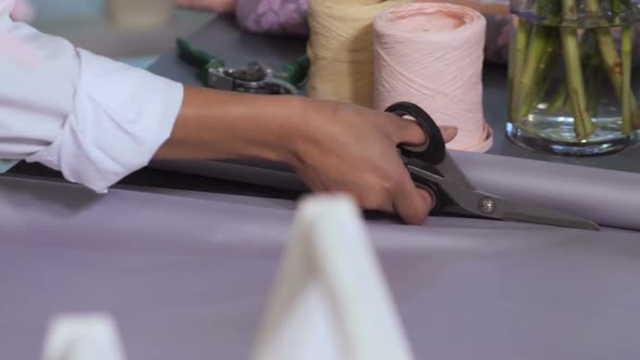 Florist Hand Cutting Paper for Wrapping Bouquets alt