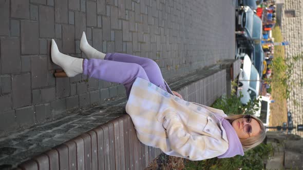 Vertical Video Woman Street alt