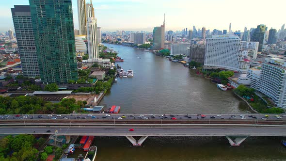 4K : Drones fly over the Chao Phraya River, buildings and business districts in Bangkok alt