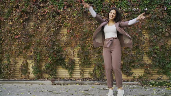 Beautiful Brunette Businesswoman In Business Clothes Walks In The City alt