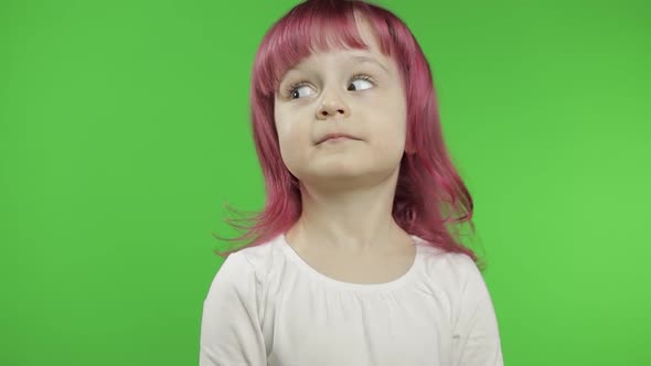 Child Girl Emotionally Looking Her Eyes From One Side To the Other. Chroma Key alt