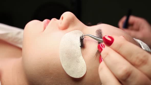 Master Increases Eyelashes to a Girl in a Beauty Salon