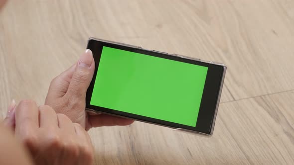 Young woman holds greenscreen  smart phone 4K 2160p 30fps UltraHD footage - In female hands green sc