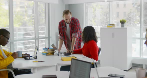 Happy Young Business People Working in Modern Coworking Space alt