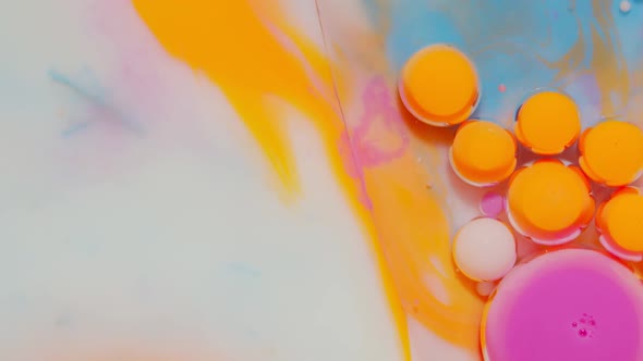 Bubbles Float in Liquid Paint Mixing Ink Oil and Milk Abstract Multicolor Hypnotic Painting alt